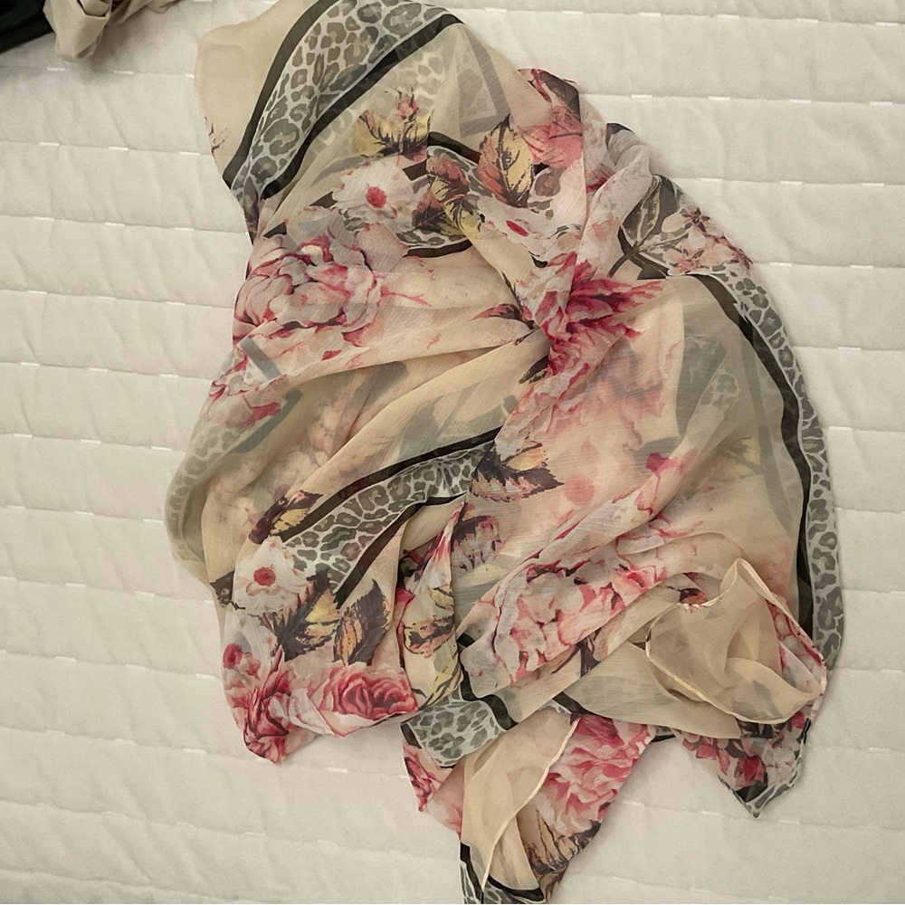 Vince Camuto Pink Floral Scarf 45x70